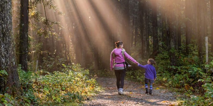aitiJaLapsiVaeltamassa Äiti ja lapsi vaeltamassa. Unelmien liikuntapäivä ja äitienpäivä samana päivänä.