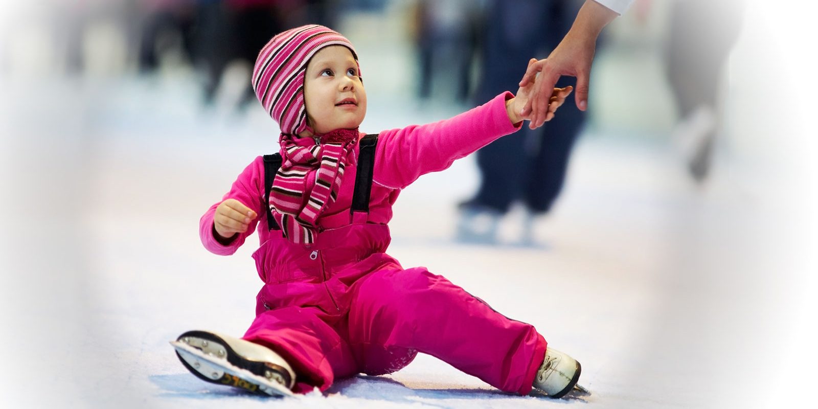 Lk_uutinen_07062020_artikkelikuva2 Pikkulapsi opettelee luistelemaan aikuisen avulla.