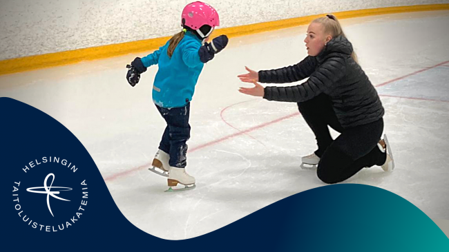 Luistelukoulu + kehitys Sinipaitainen luistelija harjoittelee luistelua ja ohjaaja ottaa hänet kiinni.