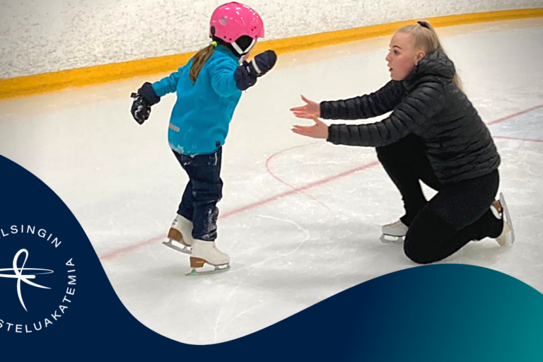 Sinipaitainen luistelija harjoittelee luistelua ja ohjaaja ottaa hänet kiinni.